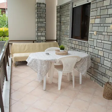 Family House بيت للعطل Vrasná